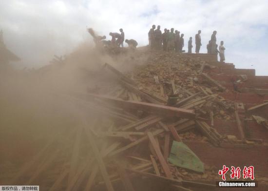 尼泊尔强震遇难人数上升至1896人 4718人受伤