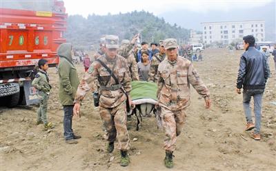 西藏驻军紧急救援边境受灾小镇 已动员1700余人