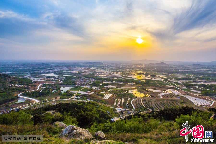  4月26日傍晚，在江苏连云港市赣榆区班庄镇夹谷山俯拍的田园。春耕时节，江苏省连云港市赣榆区班庄镇山村田野阡陌纵横，色彩斑斓，美不胜收。中国网图片库 司伟摄