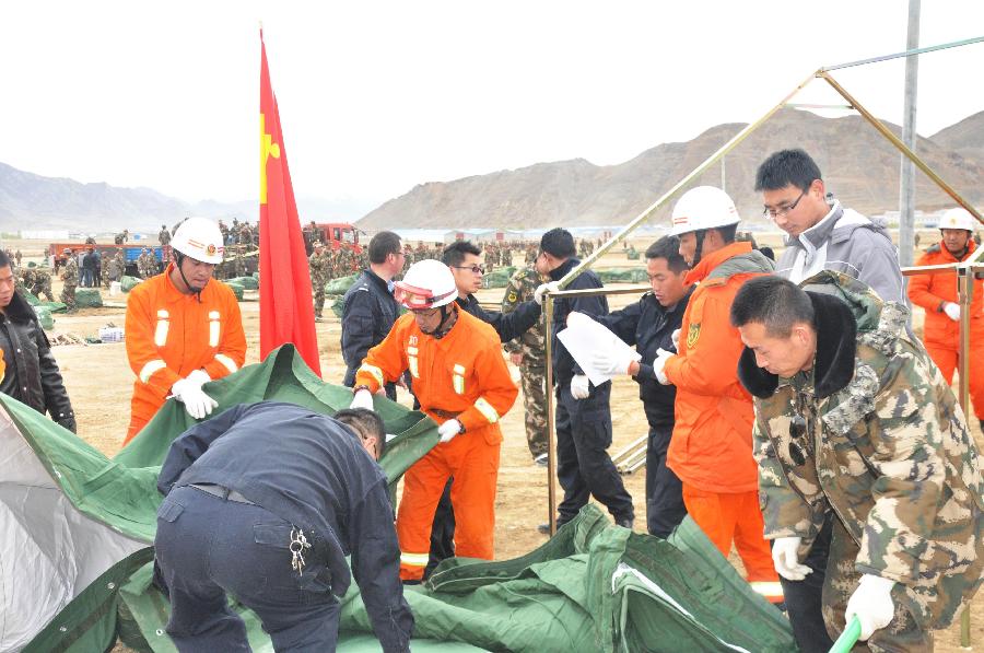 （西藏抗震救灾）（1）搭建救灾帐篷 迎接樟木口岸首批转移受灾群众