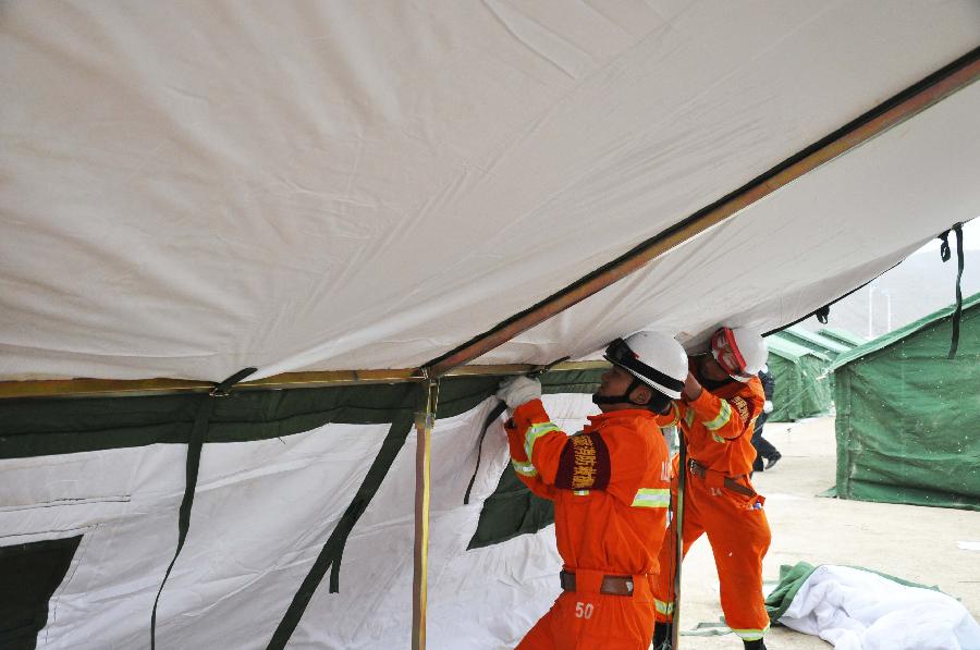 （西藏抗震救灾）（2）搭建救灾帐篷 迎接樟木口岸首批转移受灾群众