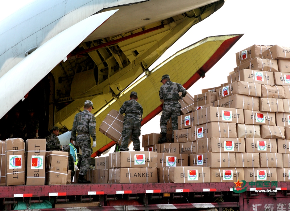 中国空军伊尔-76持续运送援尼救灾物资