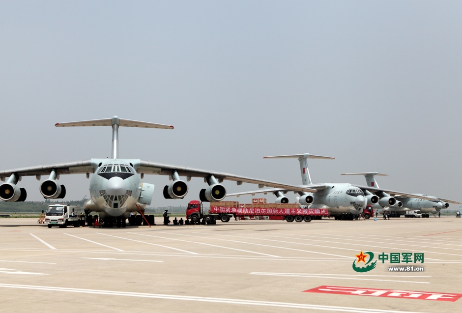 中国空军伊尔-76持续运送援尼救灾物资
