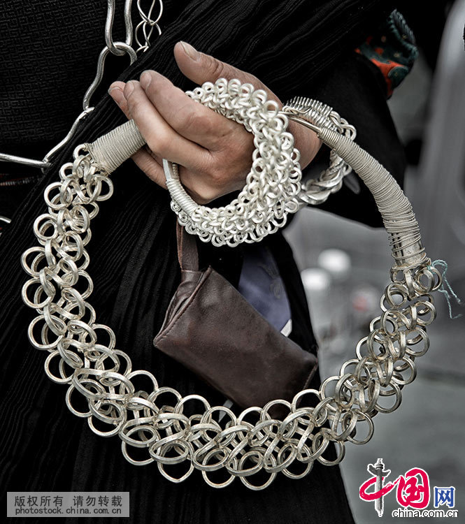  苗族姊妹节是台江苗族传统盛大的节日，展现了人类社会由母系氏族向父系氏族过渡期间的青年男女间热情奔放的情爱生活，是一个情与爱的节日,同时也是展示多姿多彩的苗族歌舞服饰艺术和丰富厚重的苗族文化底蕴的一个盛会。中国网图片库 张晖/摄