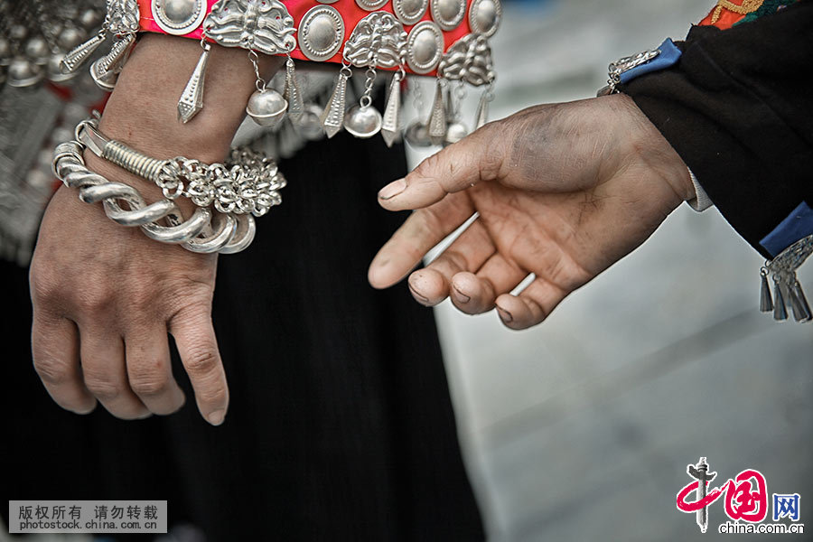  苗族姊妹节是台江苗族传统盛大的节日，展现了人类社会由母系氏族向父系氏族过渡期间的青年男女间热情奔放的情爱生活，是一个情与爱的节日,同时也是展示多姿多彩的苗族歌舞服饰艺术和丰富厚重的苗族文化底蕴的一个盛会。中国网图片库 张晖/摄