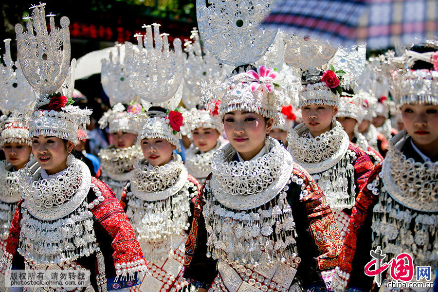  苗族姊妹节是台江苗族传统盛大的节日，展现了人类社会由母系氏族向父系氏族过渡期间的青年男女间热情奔放的情爱生活，是一个情与爱的节日,同时也是展示多姿多彩的苗族歌舞服饰艺术和丰富厚重的苗族文化底蕴的一个盛会。中国网图片库 张晖/摄