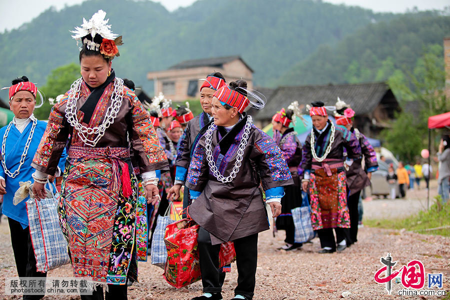  苗族姊妹节是台江苗族传统盛大的节日，展现了人类社会由母系氏族向父系氏族过渡期间的青年男女间热情奔放的情爱生活，是一个情与爱的节日,同时也是展示多姿多彩的苗族歌舞服饰艺术和丰富厚重的苗族文化底蕴的一个盛会。中国网图片库 张晖/摄