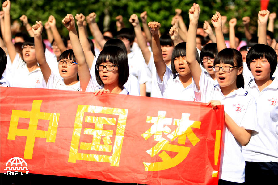河北衡水二中举行成人礼纪念“五四”青年节