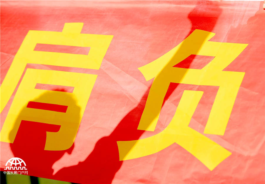 河北衡水二中举行成人礼纪念“五四”青年节