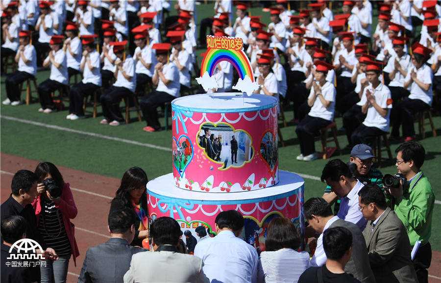 河北衡水二中举行成人礼纪念“五四”青年节