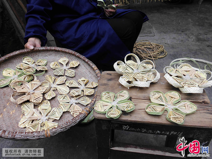 图为用稻草编织好的鳞片。中国网图片库 洪永林/摄