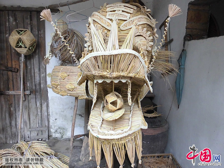 图为已经编织好的草龙龙头。中国网图片库 洪永林/摄