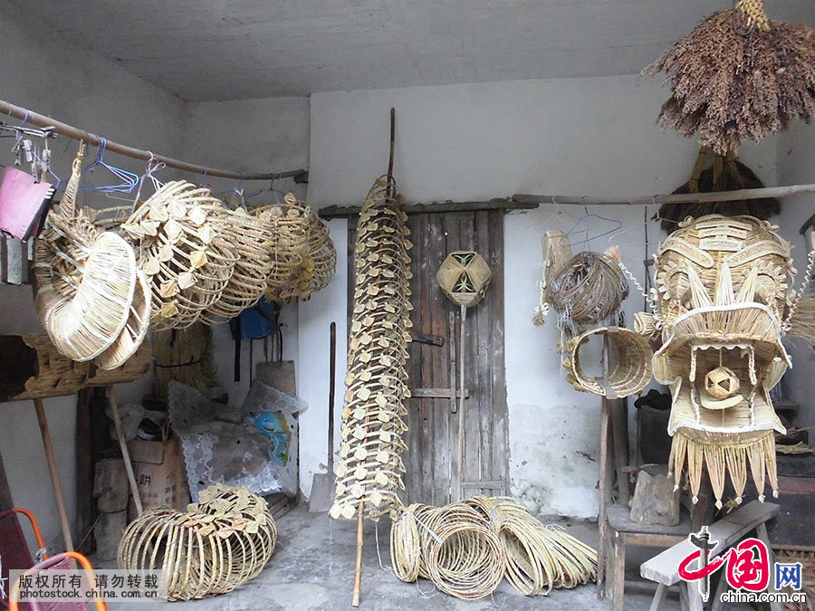 已经编织好的草龙“零件”等待组装。中国网图片库 洪永林/摄