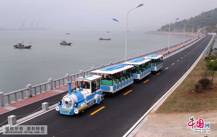 5月7日,江苏连云港市连岛景区引进的6辆观光"小火车"投入运行.