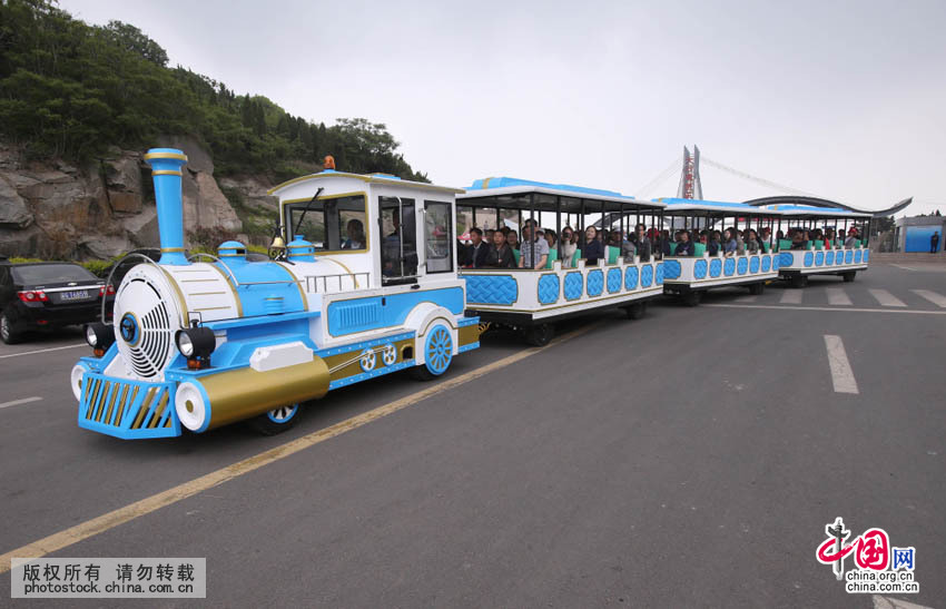 5月7日,江苏连云港市连岛景区引进的6辆观光"小火车"投入运行.