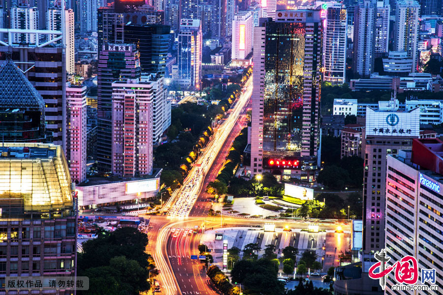  2015年5月12日，下班晚高峰时段，深圳深南大道车辆向前移动的轨迹，在建筑物和灯光的映衬下，美不胜收。中国网图片库 邓飞摄