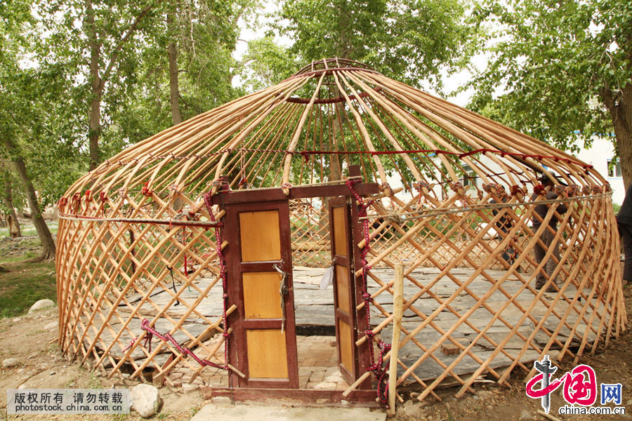 毡房的骨架搭好了，传统而又环保。中国网图片库 孙继虎/摄