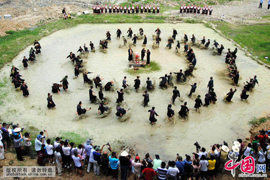 2011年7月6日,贵州省剑河县群众在表演苗族