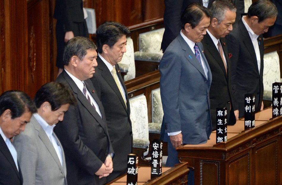 图为日本首相安倍晋三等日本阁僚默哀.(网站截图) 中国网6月5日讯据