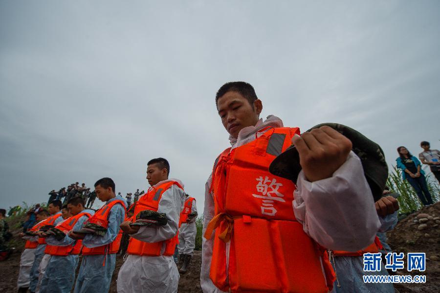 （长江客船翻沉事件）（5）“东方之星”号客轮翻沉事件救援现场举行哀悼遇难者活动