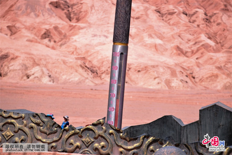 吐鲁番遇高温天气 火焰山地表温度高达68℃_中
