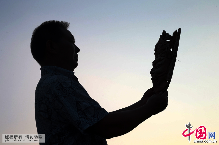 “刻刀讓我闖出了一條生活之路，也讓我改變了命運，這是門古老的技藝，我有責任和義務將它發揚光大。” 他就是非物質文化遺產項目——安順木雕貴州省級代表性傳承人楊正洪。中國網圖片庫 盧維攝