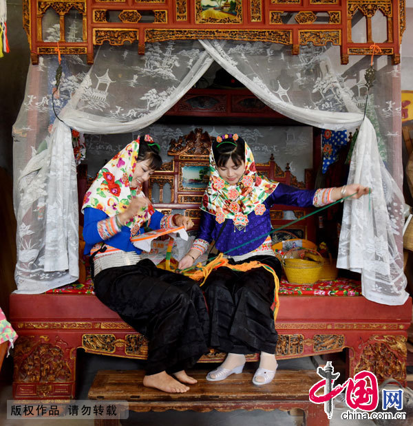 惠安女是福建泉州惠安县惠东半岛海边的一个特殊的族群，她们以奇特的服饰，勤劳的精神闻名海内外。