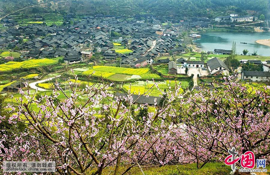 湘西高椅古村位于湖南省会同县城东北,属于雪峰山的南麓,沅水的支流巫水自村前流过,村子的另三面环山,形同椅状,“高椅”因此而得名。 中国网图片库 尹忠 摄