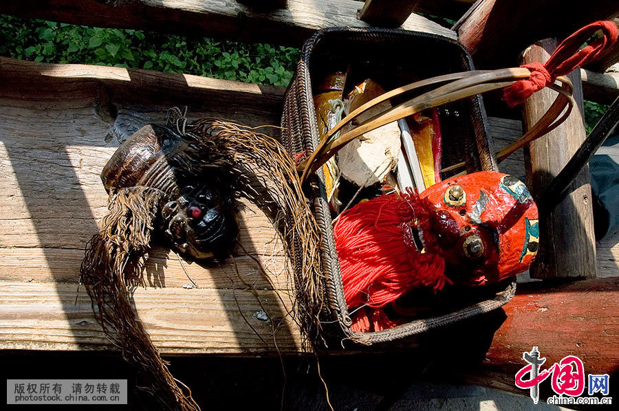 杨国顺老大爷傩戏表演用的长须“盘古王”和红脸河神杨公傩面具。傩堂面具是傩堂戏演出中演员们登场时必须佩戴的面具,每一种面具代表着不同的菩萨。