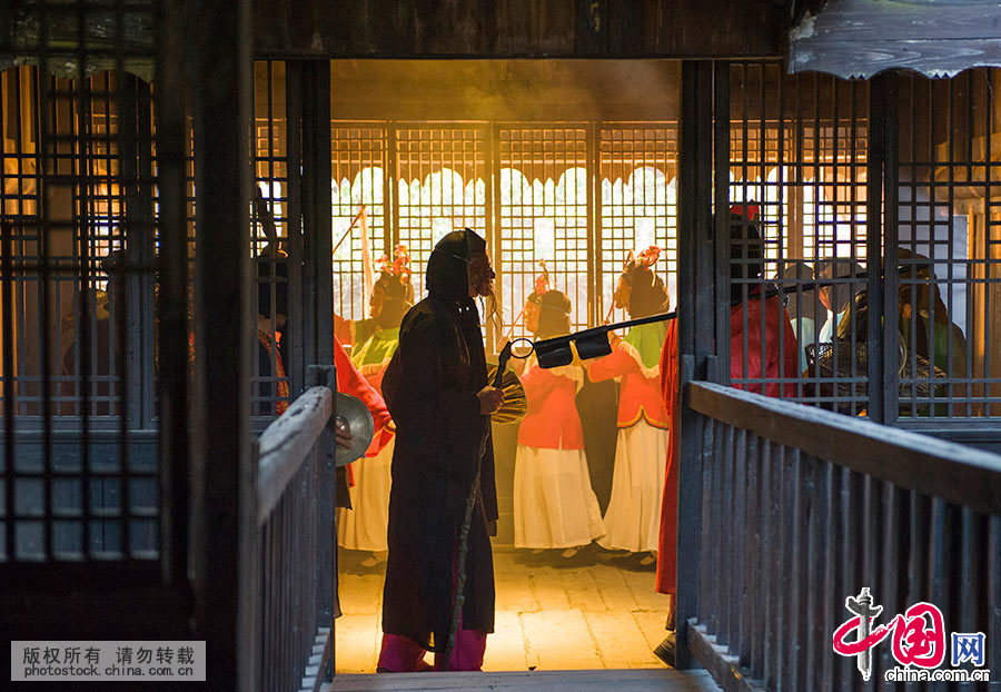 傩戏演出分为内傩堂戏和外傩堂戏。外傩堂戏得在戏台表演，内傩堂戏在宅院演出，起除邪还愿作用。中国网图片库 尹忠 摄 