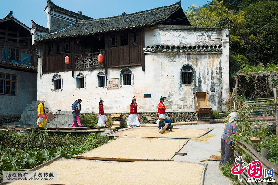  冬秋季节，偶尔能看到侗族的戏班子头戴木雕脸壳，身着戏装，连跳带唱地表演。中国网图片库 尹忠 摄 