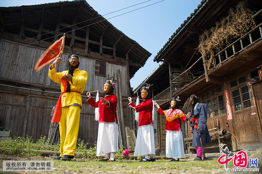  农闲时候，演员们在村子里排练。高椅傩戏表演的演员都是本村的农民，还有几位女性，她们饰演的是王母娘娘。傩戏有女性参与，这在其他地区是罕见的。中国网图片库 尹忠 摄 
