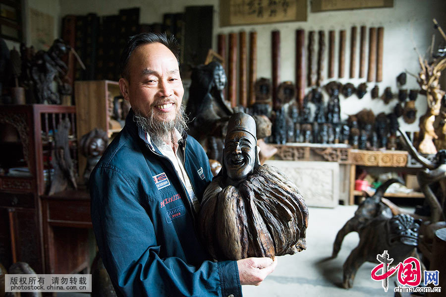 傩堂面具是傩堂戏演出中演员们登场时必须佩戴的面具,每一种面具代表着不同的菩萨。其种类之繁多丰富,与京剧脸谱相比亦毫不逊色,傩堂面具已成为巫傩文化的象征。村民杨国大在村里开办了一家私人博物馆,馆内还成列着他亲自用竹根雕刻的傩面具,据说可以辟邪。中国网图片库 尹忠 摄