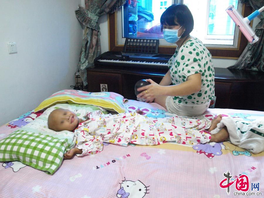 图为小雅婷的妈妈胡岚，在家中的隔离室与孩子在一起。中国网图片库