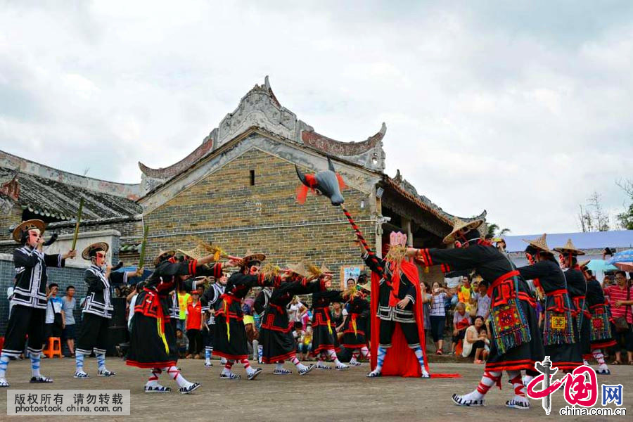  禾樓舞動作原始、粗獷，舞者均戴面具，身穿黑色衫裙，頭頂小竹笠，腰扎圍巾，腳蹬麻鞋。領舞頭戴蓮花冠，系紅色間黃披肩，右手搖著一個系有彩帶的銅鈴，左手舉牛頭錫杖。其他女舞者手拿谷穗，男舞者手持火把，邊唱禾樓歌邊擺身、搖手、踏足，向著東南西北四方起舞。