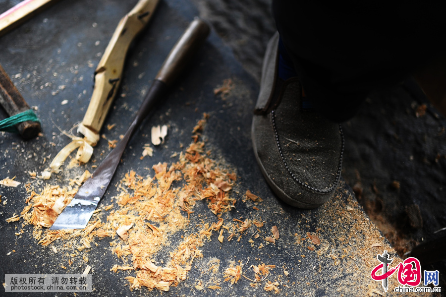  随着手中的刨子，有节奏得在木料上来回划过，刨花散落在戚师傅周围，这个时候，时光流速缓慢，只听得到，这个夏天的蝉鸣声声，和刀锋与木料间，那不间断的嚓嚓声。中国网图片库 王川摄