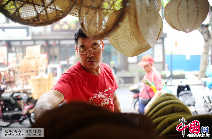  制作木桶、木盆，这个手艺，戚建飞是从爷爷那里学来的。作为长孙，戚建飞深得爷爷喜爱，“走到哪，都爱带着我。中国网图片库 王川摄