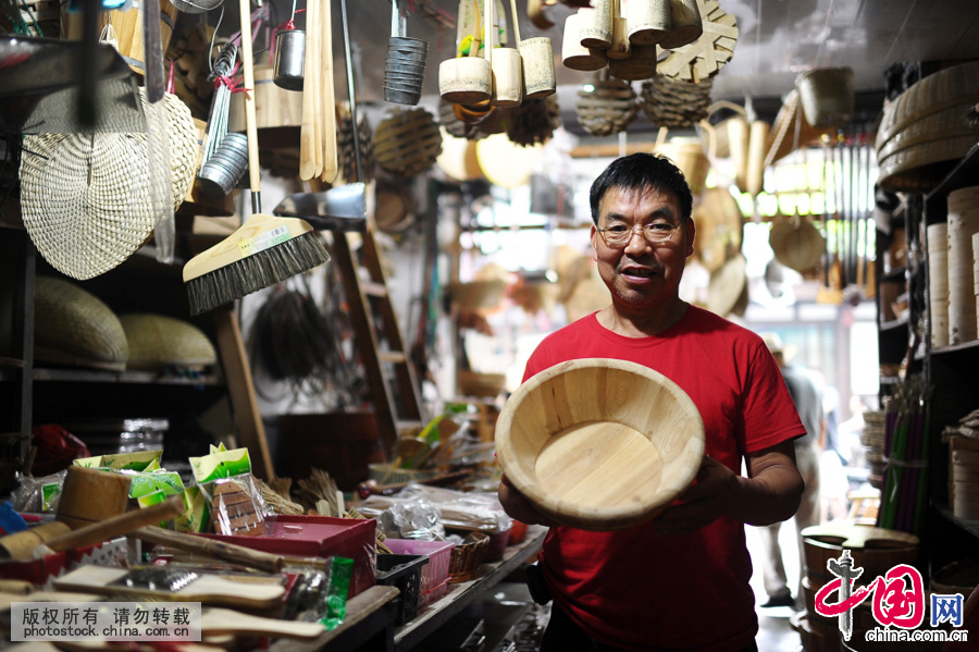 上世纪四五十年代，物资缺乏，会一门木匠手艺，格外受人尊敬。谁家想买个木桶、木盆，都会找戚建飞的爷爷去帮忙。中国网图片库 王川摄