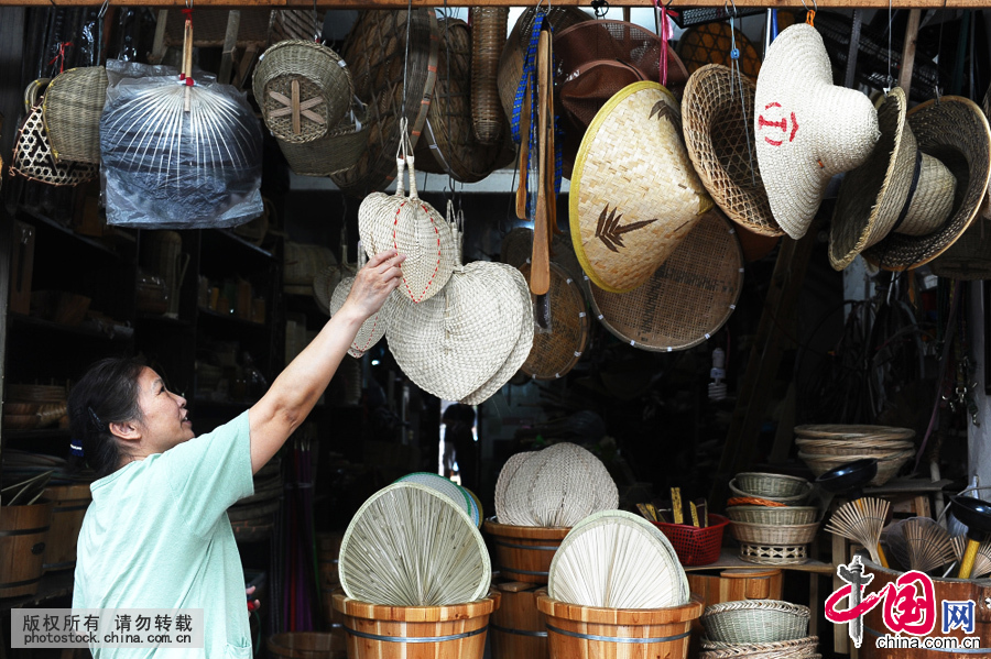 村里有人要做木活，是要请你去他们家里。”回忆当年，戚建飞眼角闪出光亮“做木活，一天的工资1块6毛8分，比在生产队干几天的工分都高，还送你一包香烟。”就这样，戚建飞继承了爷爷的做木匠的手艺，这一做就是三十年。中国网图片库 王川摄