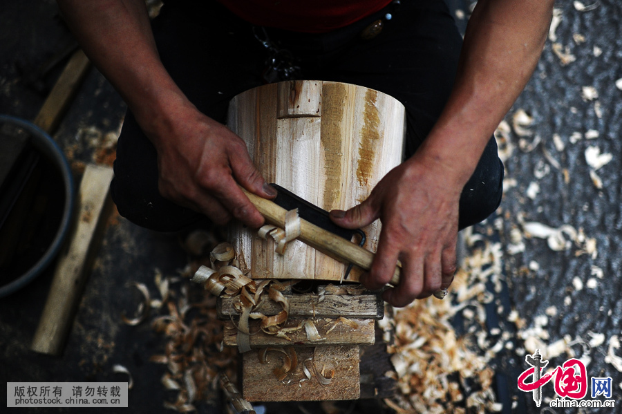做木器，全靠手上功夫。戚建飞做的木桶，滴水不漏，是店里的招牌。一块块平整的木料，哪块适合做底子，哪块可以做边子，他心里一清二楚。锯子锯出大样，刨子刨出细节，戚建飞做木工活时得匠心，更像一个艺术家。中国网图片库 王川摄