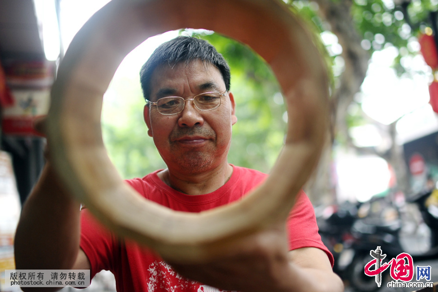  做木桶、木盆，最重要的是细节。戚建飞说，只有木片之间严丝合缝，打箍时松紧恰到好处，才能保证木桶密封性好，经久耐用。当然，要让木器“滴水不漏”，刷清漆是必不可少的工序。“每一个木器定型之后，我都会刷上三遍桐油，不马虎的”。 戚建飞骄傲得说。