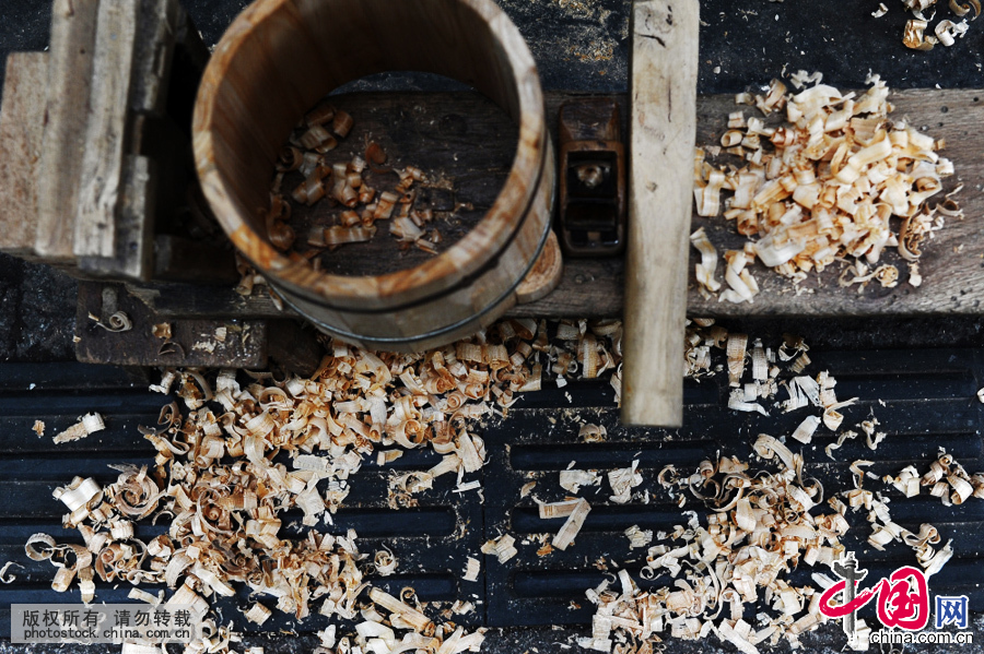 但随着塑料制品的兴起，笨重的木制品开始不再受青睐，戚师傅的生意黯淡了，“两三天也就卖出去一个木桶。”木匠人的生意，也跟着步入艰辛的“讨活”期。好在戚师傅发现，杭州人对木砧板、木搓衣板的需求量很大，“当时租了5辆三轮车，每天到杭州各个地方去卖。”