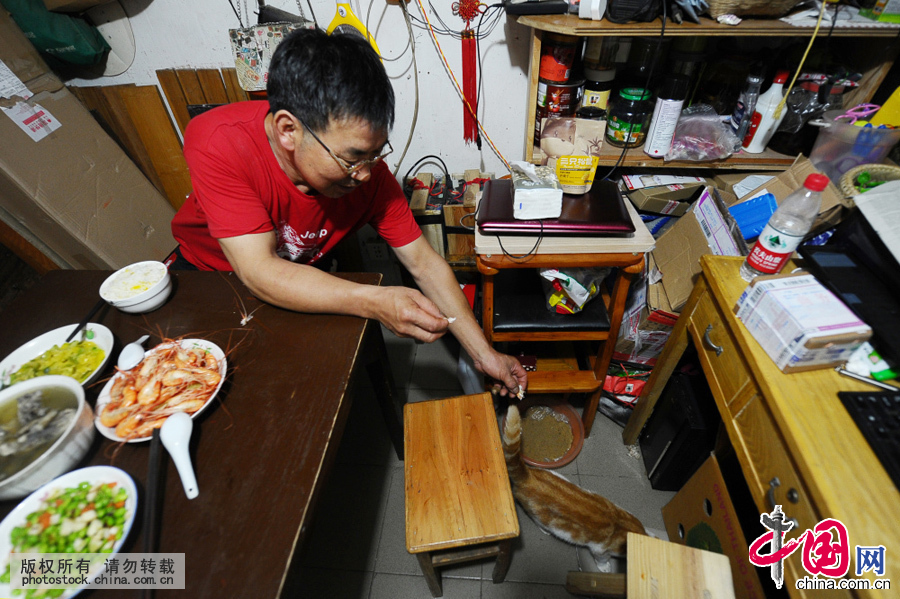  不过，戚师傅现在眉头开了，随着人们对品质生活的需求越来越高，像木桶，木盆这样的木质器皿再次成了抢手货。“订做木桶、澡盆的多得很，每天都能接到定做的单子，下半年都来不及做噢。”一个泡脚用的木桶，戚师傅说，售价125元，定制的澡盆得1200元现在，一个月生意进账也有两到三万元