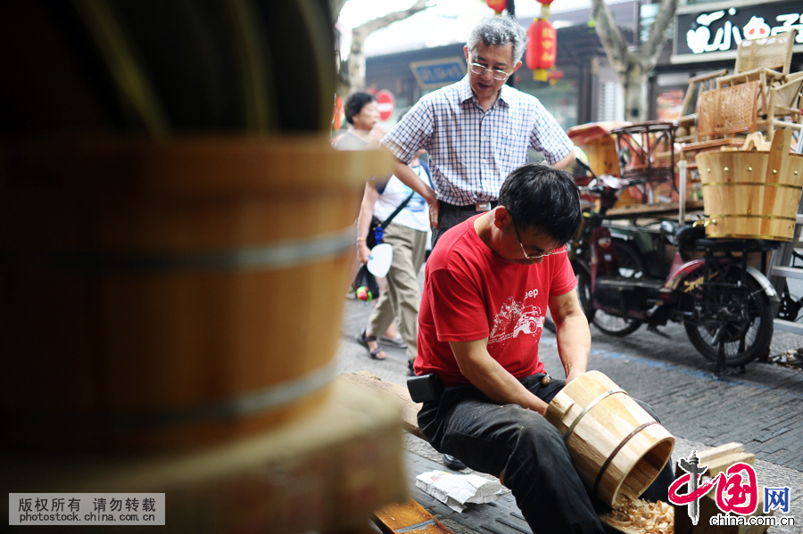 能紧紧追随，除了认可戚师傅的手艺，杭州这样的靠纯手工做木桶的匠人，越来越少，也是一个原因。 “杭州全城，现在只有我一家在做了。”说这话时，戚师傅又补充了一句，“现在的年轻人，都不愿意做这个活了。”中国网图片库 王川摄
