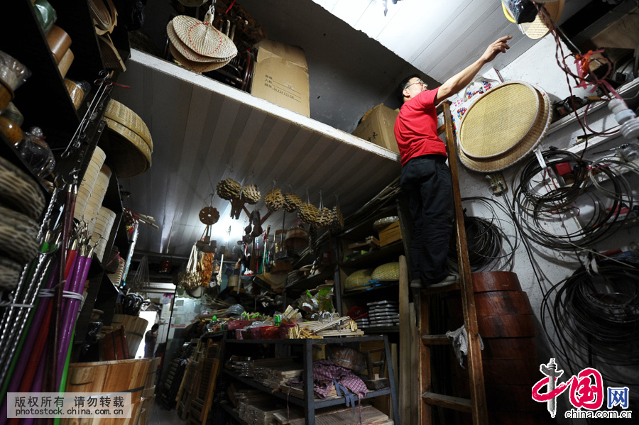 虽然已经63岁了，但做起木工活来，戚师傅依然热情不减。一年四季守在店里，“不爱打麻将，就喜欢做木桶。”老伴楼阿姨说。就像现在这样的炎炎夏日，他也常常工作10个小时以上。这大年纪了，不想歇歇想享清福么？戚师傅却回答，“做到做不动为止。”