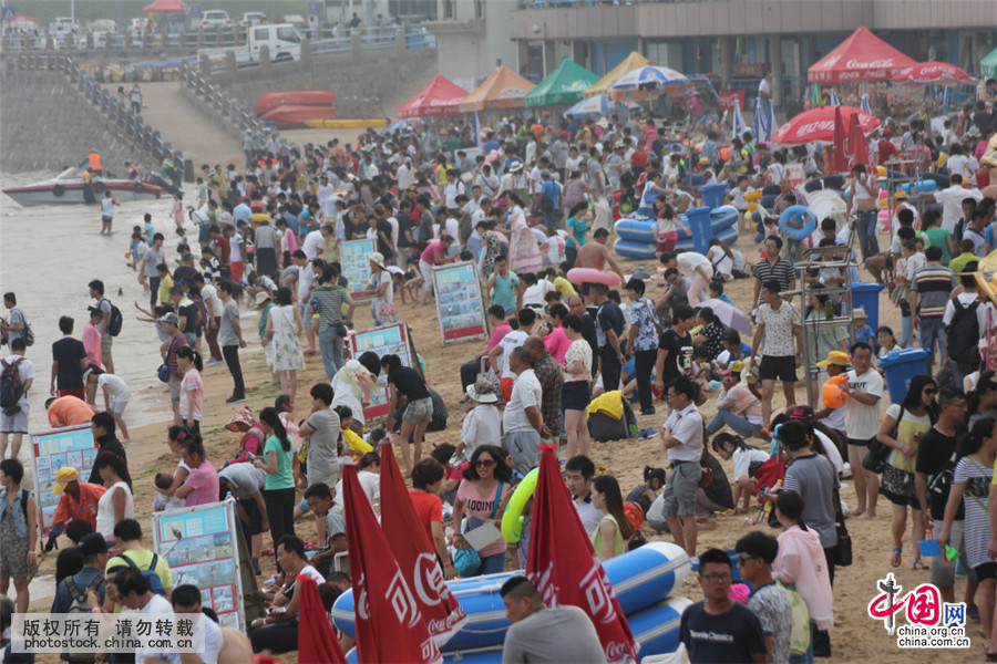 青岛海水浴场迎来热旺季 场面拥挤如同 下饺子