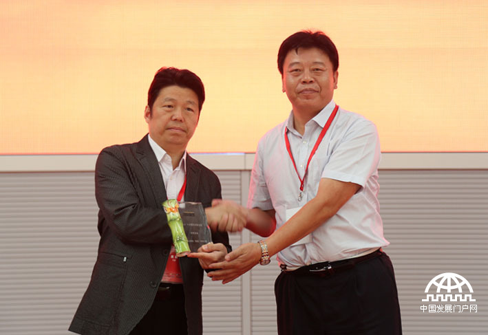 海泰投资总经理刘向东先生给磁谷科技（集团）有限公司颁奖