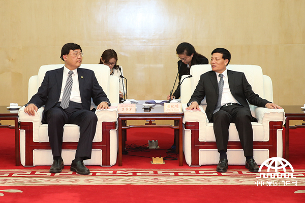 河南省省长谢伏瞻（右）与亚太总裁协会全球副主席、美国共和党亚裔总党部主席吴异军（左）会谈