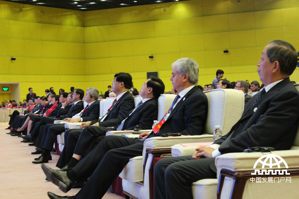 2015年4月20日至22日，第三届世界新兴产业大会在河南郑州隆重举行，主题为“新兴产业——世界经济增长新动力”，由亚太总裁协会和河南省人民政府共同主办。图为第三届（2015）世界新兴产业大会现场中外嘉宾。