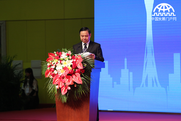     2015年4月20日至22日，第三届世界新兴产业大会在河南郑州隆重举行，主题为“新兴产业——世界经济增长新动力”，由亚太总裁协会和河南省人民政府共同主办。图为河南省常务副省长李克主持第三届(2015)世界新兴产业大会开幕式。